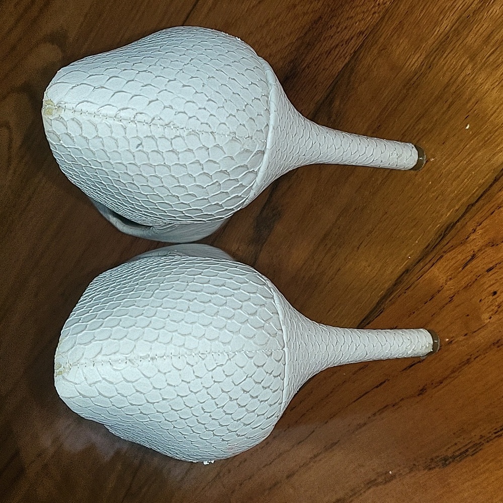 Jessica Simpson White Pumps - Picture 2 of 3